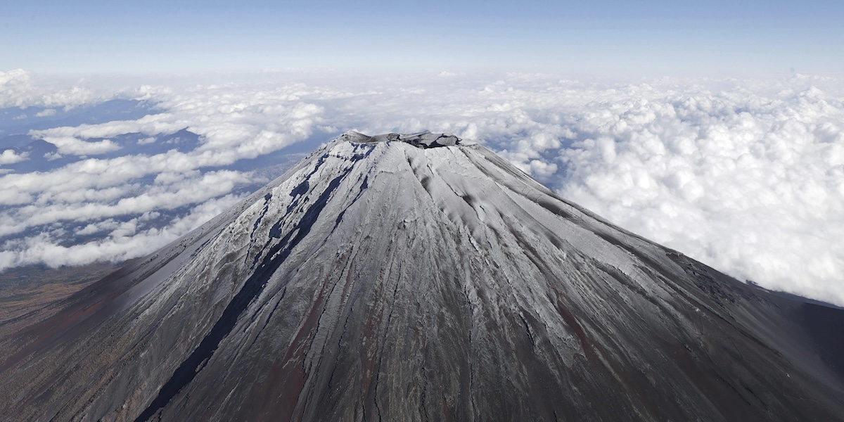 Un sottile strato di neve sulla cima del Monte Fuji, vista da vicino