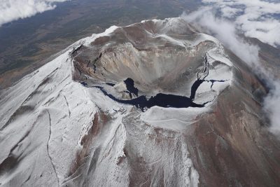 La cima del Monte Fuji con un sottile strato di neve; si vede bene la caldera (il Fuji è un vulcano)