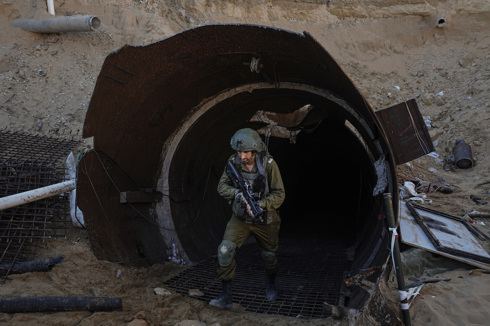 Un soldato israeliano esce da un tunnel nel nord della Striscia di Gaza