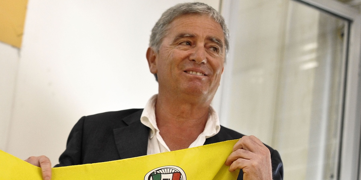 Angelo Vassallo in una foto del 2010 con una bandiera di Legambiente (ANSA/ Guido Montani)