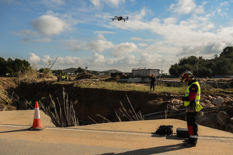 I soldati manovrano un drone durante le ricerche dei dispersi, il 7 novembre a Valencia 