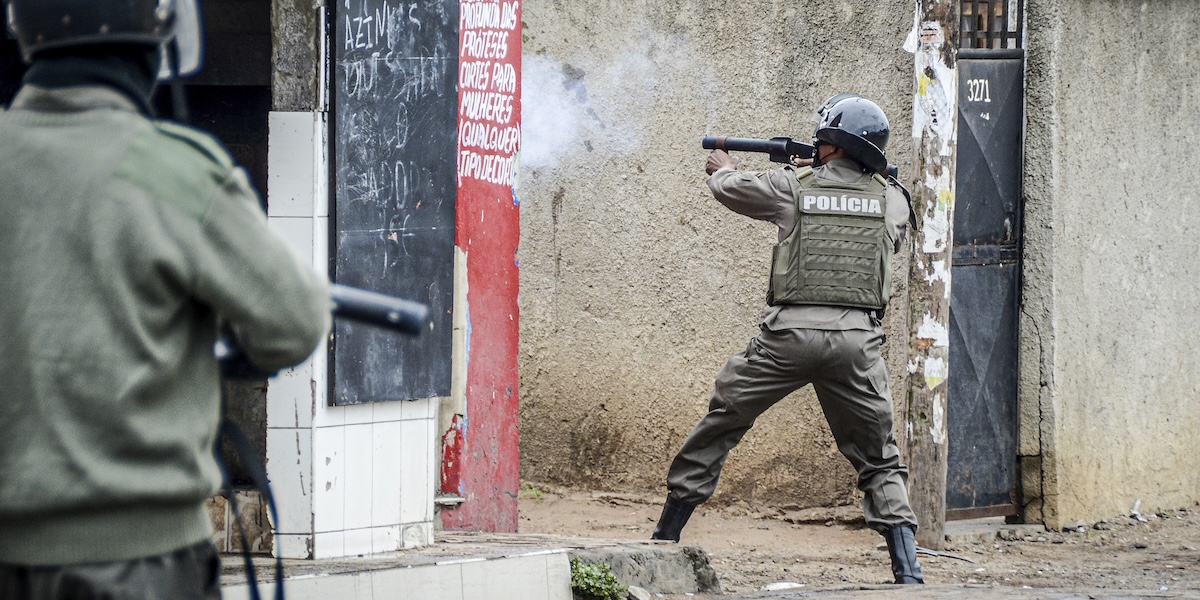 La polizia spara lacrimogeni per disperdere i manifestanti, a Maputo, il 7 novembre