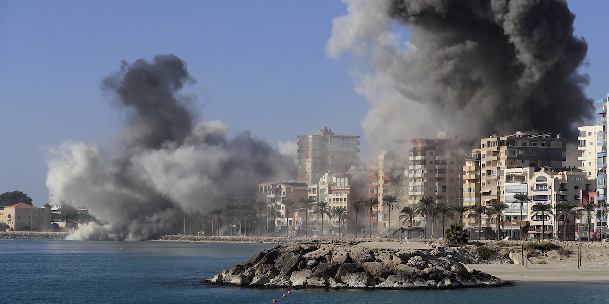 fumo che sale da edifici sulla costa