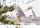 Oleksiy Prygorov, ucraino, si tuffa durante le finali del Red Bull Cliff Diving World Series, sullo sfondo il teatro dell'Opera di Sydney e il Sydney Harbour Bridge