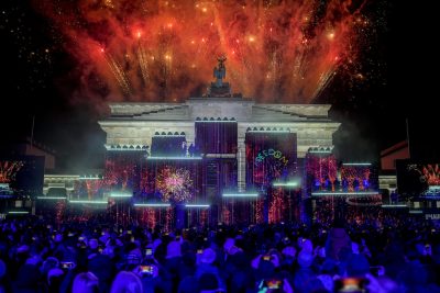 Fuochi d’artificio durante Sound der Freiheit, il concerto per celebrare il trentacinquesimo anniversario della caduta del muro di Berlino