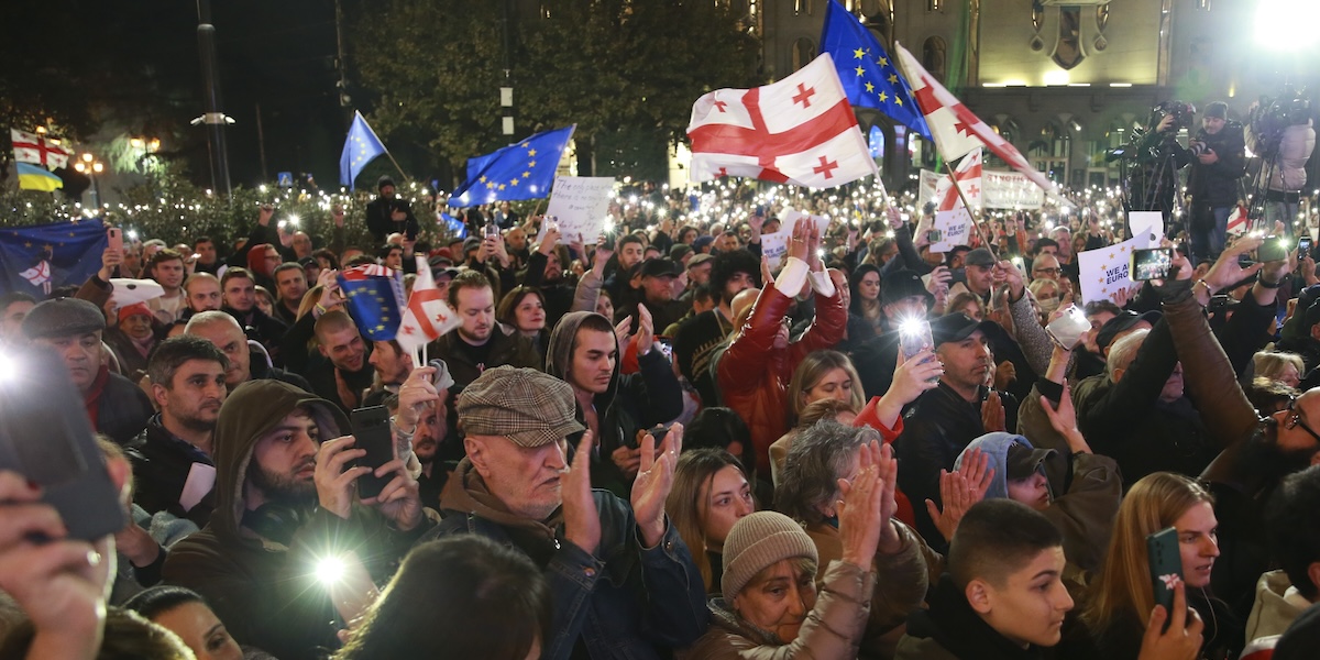 Una manifestazione di protesta contro presunte violazioni nelle recenti elezioni parlamentari a Tbilisi, in Georgia, 11 novembre 2024 (Foto AP/Zurab Tsertsvadze)