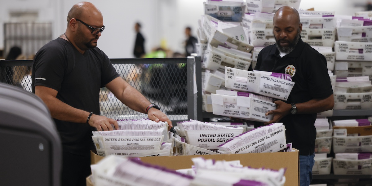 Funzionari elettorali preparano le schede per il conteggio nella contea di Los Angeles, il 5 novembre (AP Photo/Etienne Laurent)