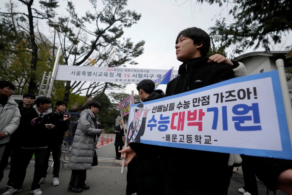 Alcuni studenti degli anni inferiori incoraggiano i propri compagni che stanno per affrontare il Suneung, a Seoul, il 16 Novembre 2023