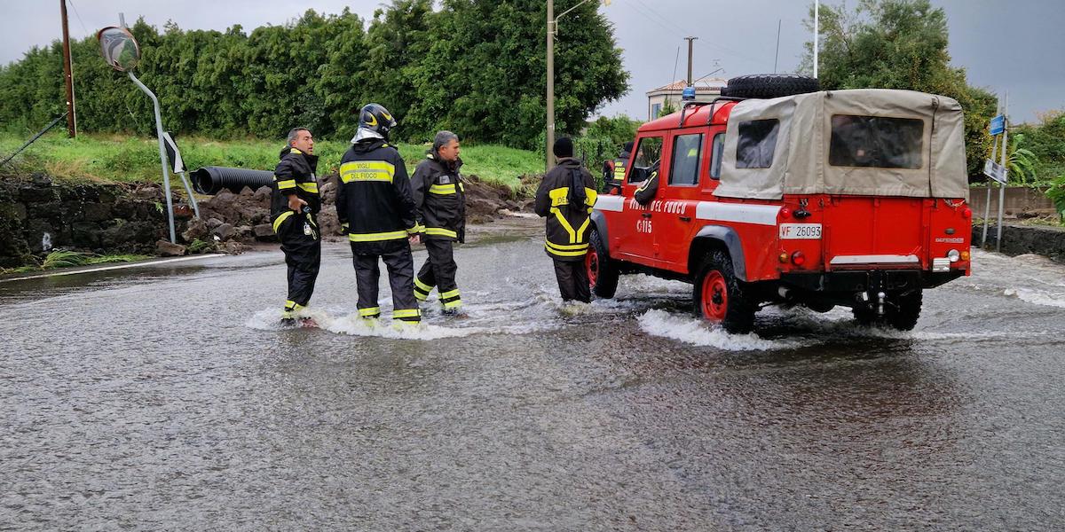 Un intervento dei vigili del fuoco a Riposto, in provincia di Catania, 13 novembre 2024 (Ansa/Orietta Scardino)