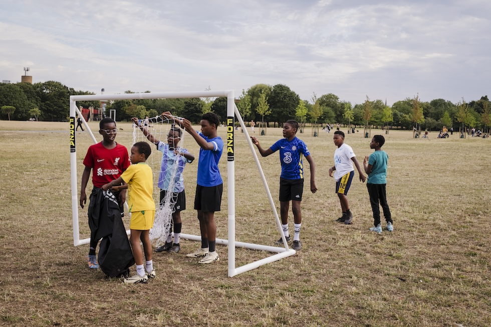 La foto di una partita di calcio al Burgess park, a Londra Sud 