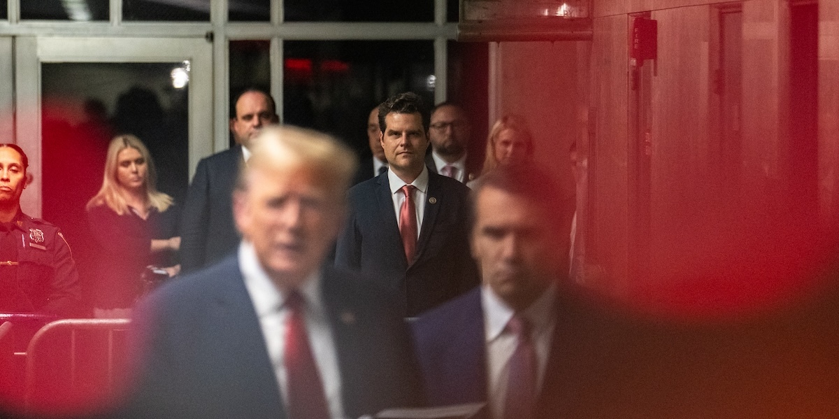 Il deputato della Florida Matt Gaetz (al centro) mentre Donald Trump parla alla stampa, 16 maggio 2024, New York
(Jeenah Moon/Getty Images)