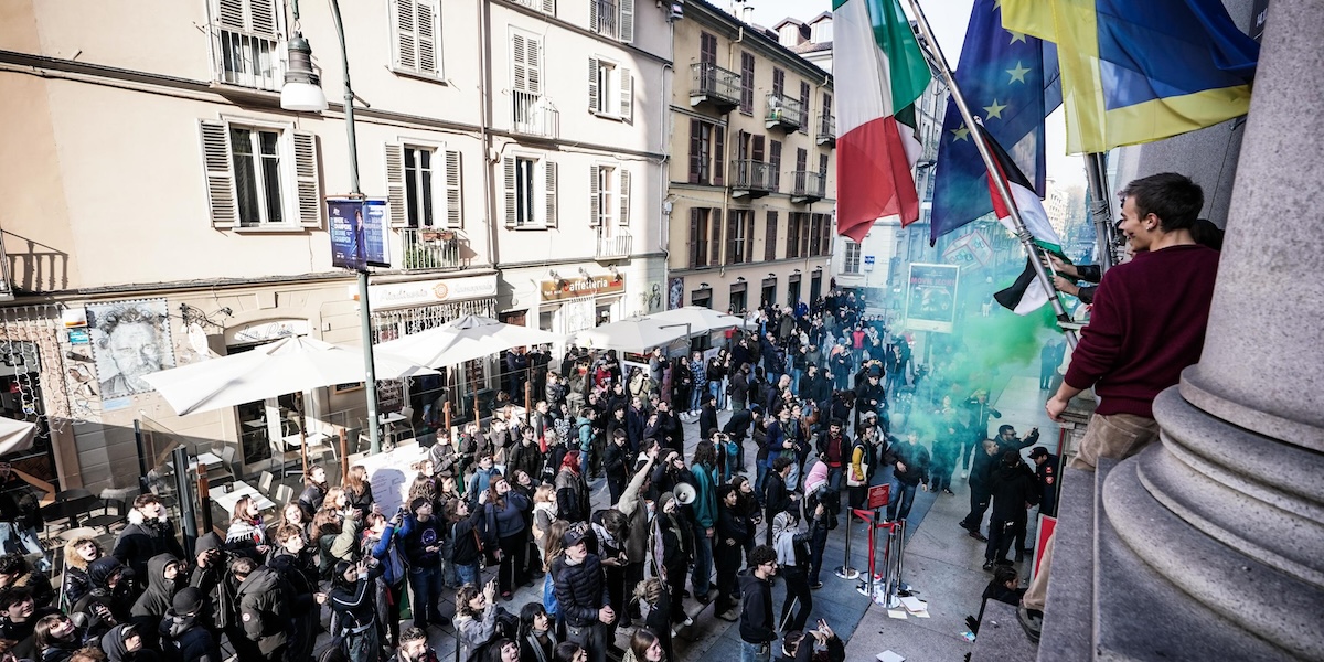 I manifestanti alla Mole Antonelliana (ANSA/TINO ROMANO)