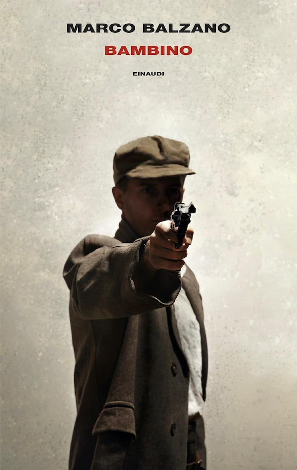 La copertina di "Bambino" di Marco Balzano; mostra una fotografia di un uomo che punta una pistola contro chi prende in mano il libro