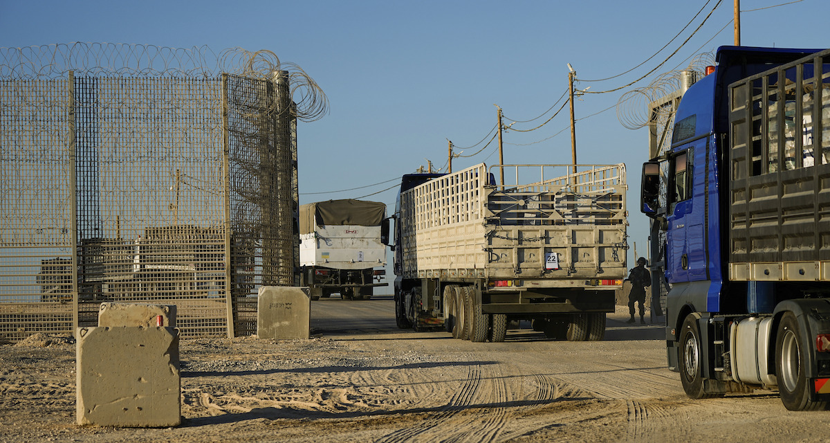 Camion di aiuti umanitari entrano nella Striscia di Gaza (AP Photo/Tsafrir Abayov)