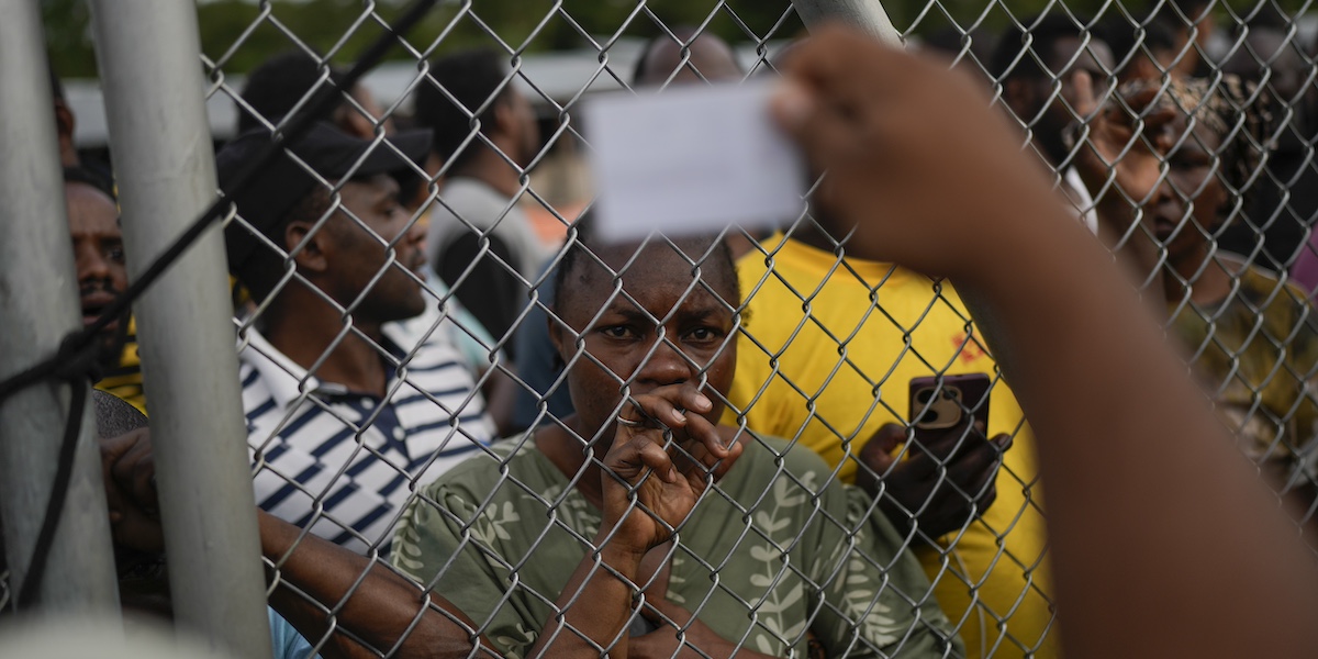 Una donna dell'Angola a Lajas Blancas, Panama, il 10 novembre: è arrivata lì dalla Colombia con l'obiettivo ultimo di raggiungere gli Stati Uniti (AP Photo/Matias Delacroix)