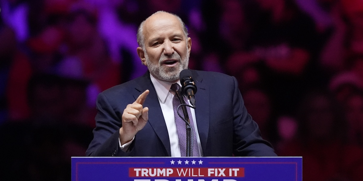 Howard Lutnick durante il comizio di Donald Trump al Madison Square Garden di New York, il 27 ottobre (AP Photo/Evan Vucci)