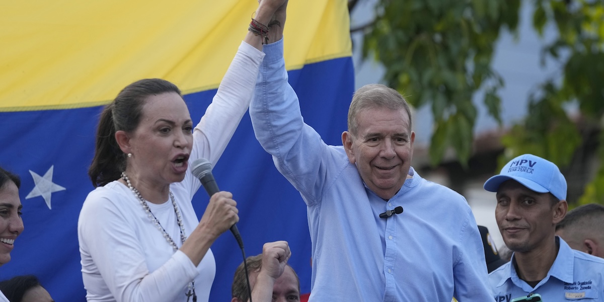 Edmundo González Urrutia (destra) e Mariana Corina Machado, l'altra leader dell'opposizione attualmente in esilio, in una foto della campagna elettorale, 31 maggio 2024 (AP Photo/Ariana Cubillos)