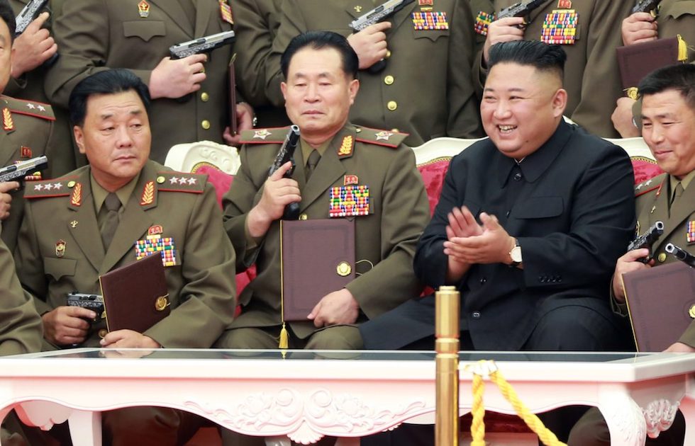 In questa foto, Kim Yong Bok è il secondo a sinistra