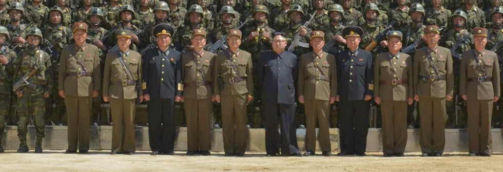 In questa foto commemorativa di un'esercitazione del 2017, Kim Yong Bok è il terzo da sinistra