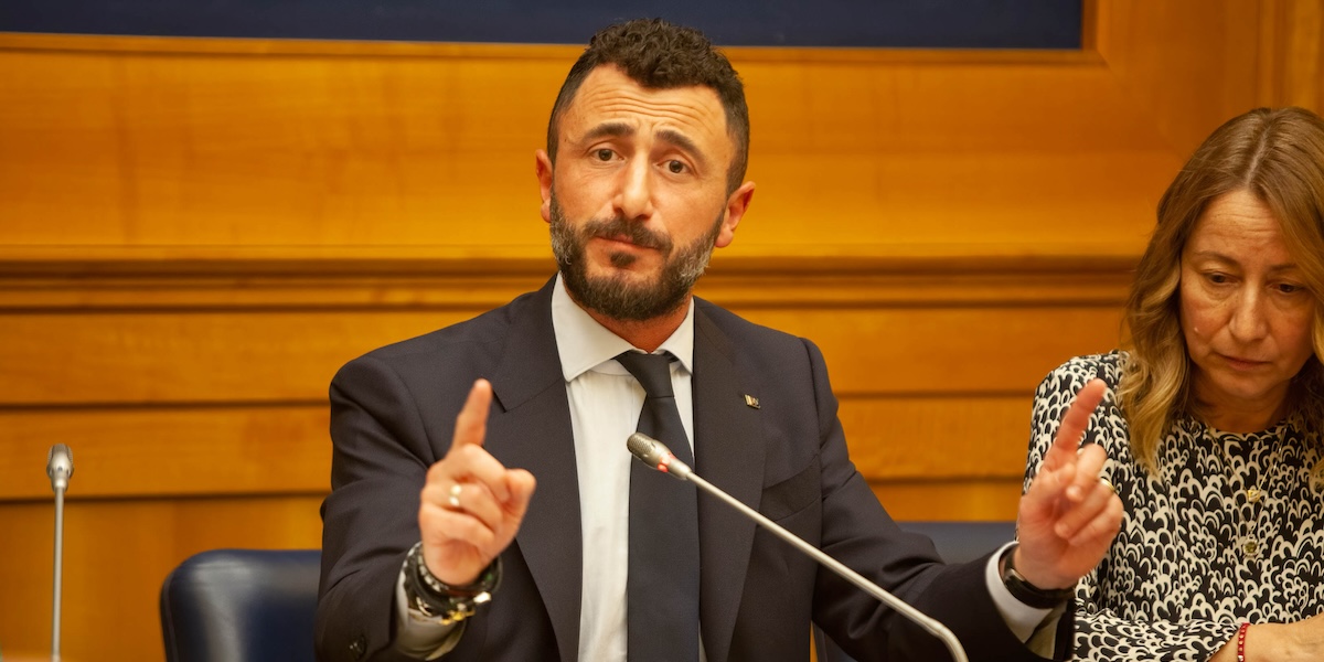 Emanuele Pozzolo durante una conferenza stampa alla Camera dei deputati, il 9 maggio 2024 (Siavosh Hosseini/SOPA Images via ZUMA Press Wire)