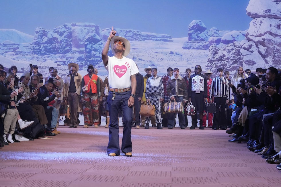 Una foto di Pharrell Williams dopo la sfilata da uomo di Louis Vuitton a Parigi, 16 gennaio 2024(AP Photo/Thibault Camus)