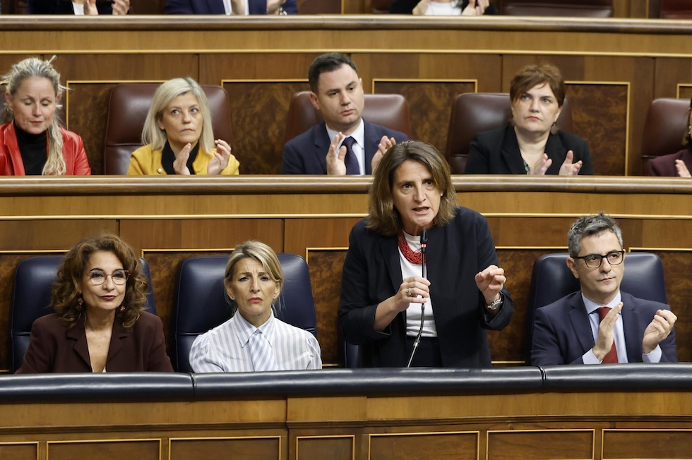 Teresa Ribera, in piedi, nel parlamento spagnolo, il 20 novembre 