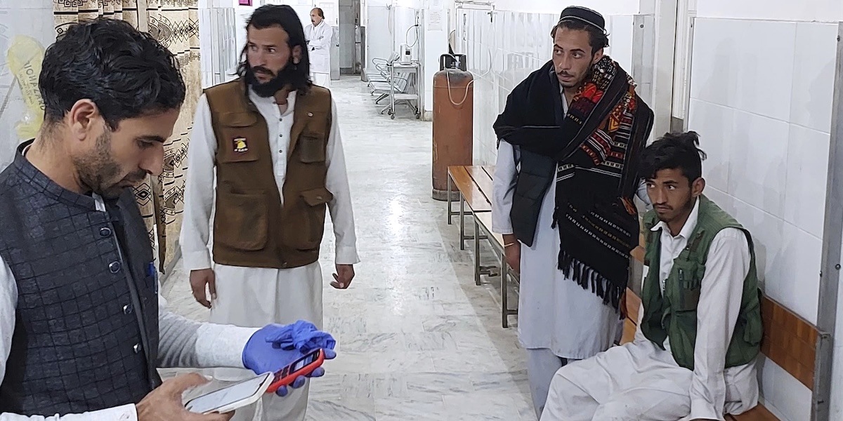 Medici, infermieri e feriti lievi all'ospedale di Parachinar, nella provincia di Kurram (AP Photo/Dilawar Hussain)