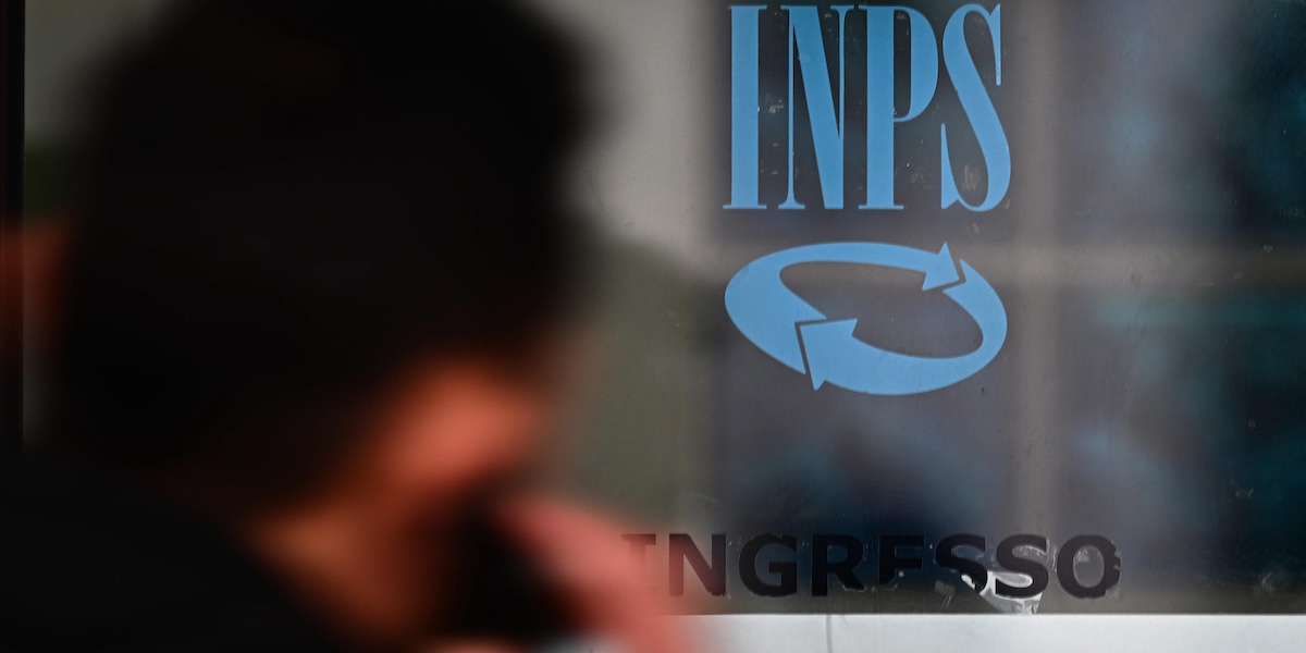 Il logo dell'INPS su una porta