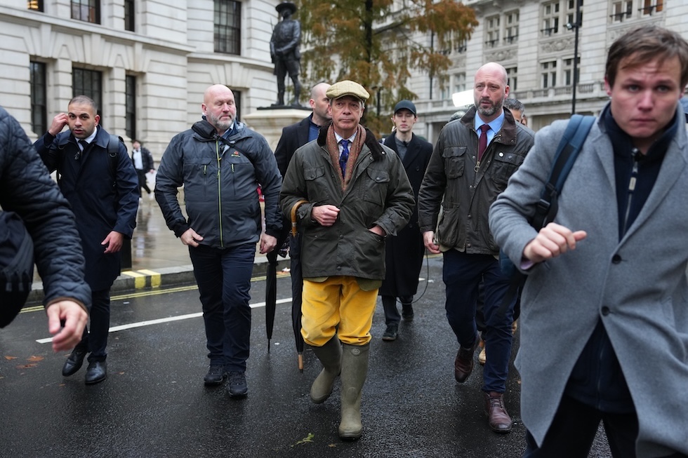 Nigel Farage arriva alla protesta, il 19 novembre a Londra