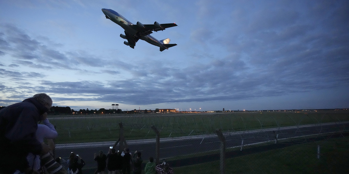 Un aereo dell'aeronautica statunitense sorvola la base di Mildenhall, in Inghilterra (AP Photo/Matt Dunham)