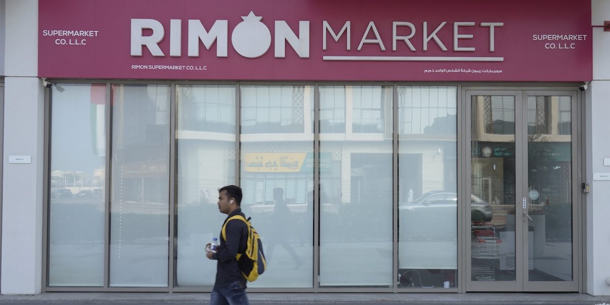 Un uomo cammina davanti al Rimon Market, un supermercato kosher di cui il rabbino Zvi Kogan era gestore, a Dubai, negli Emirati Arabi Uniti