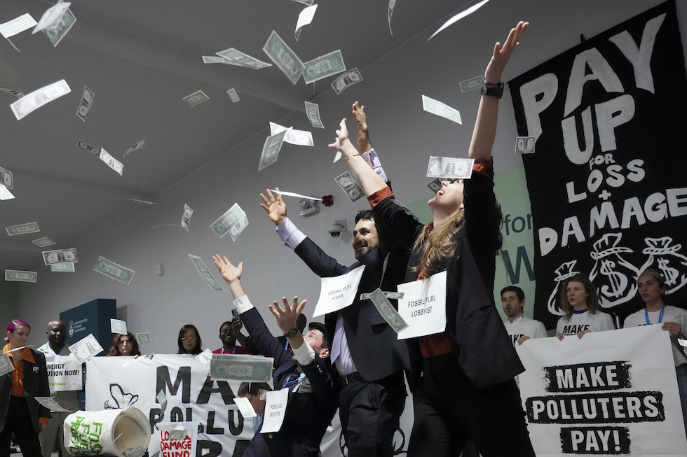 Una protesta di attivisti climatici alla COP29