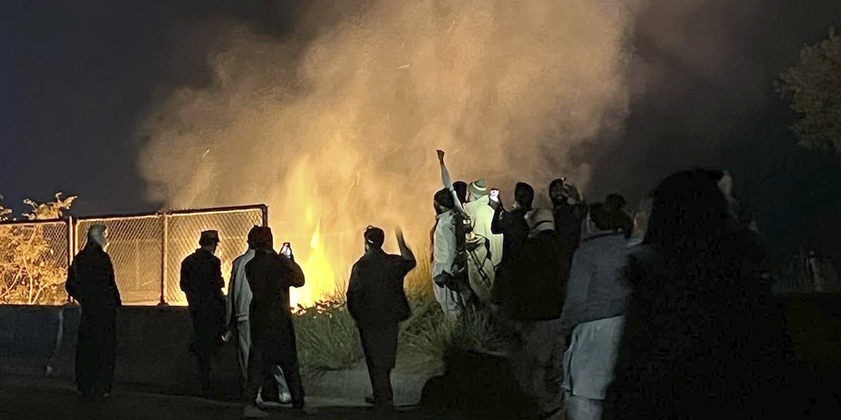 Sostenitori dell'ex primo ministro pakistano Imran Khan durante le proteste in Punjab (AP Photo/Maaz Awan)