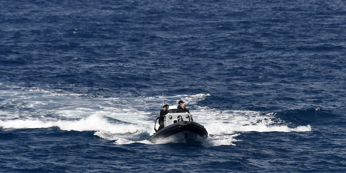 Un gommone della guardia costiera con a bordo quattro persone in mezzo al mare