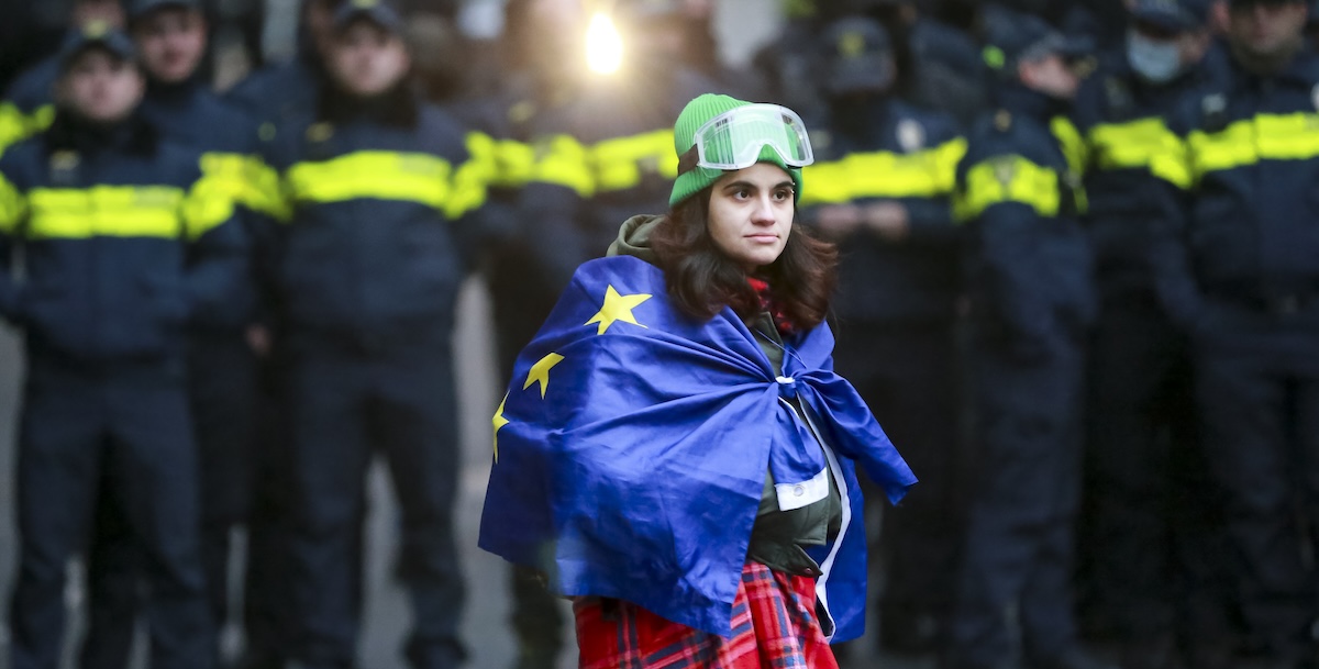 Una donna durante una manifestazione di protesta davanti al parlamento georgiano, il 25 novembre (AP Photo/Zurab Tsertsvadze)