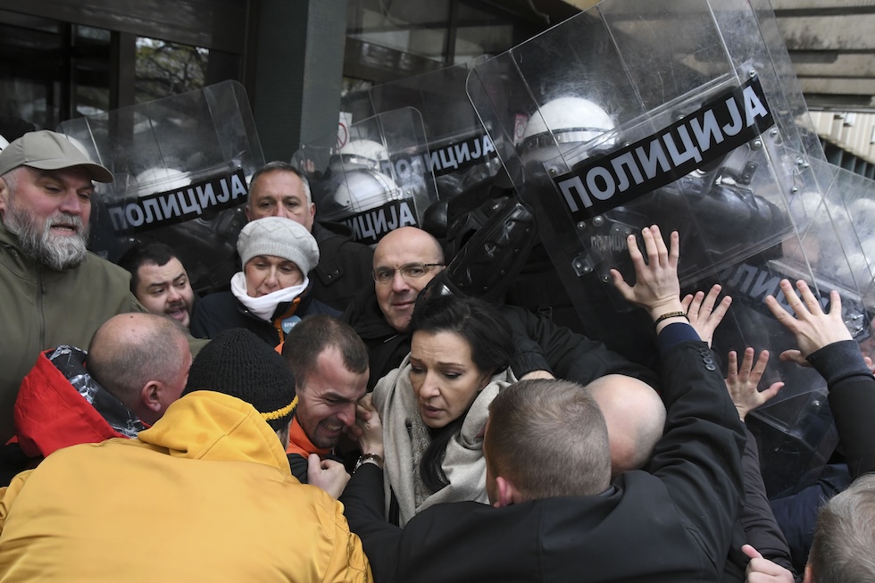 Scontri tra la polizia e i manifestanti a Novi Sad, il 21 novembre