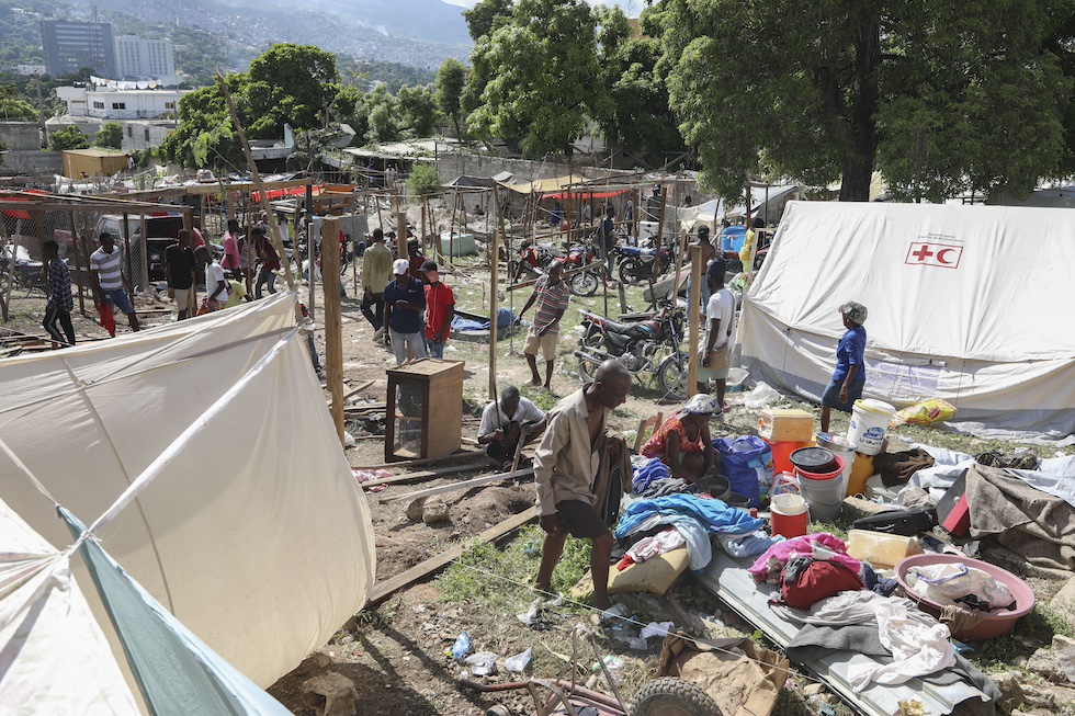 Persone sfollati dal quartiere di Nazon, a Port-au-Prince, creano un accampamento (AP Photo/Odelyn Joseph)