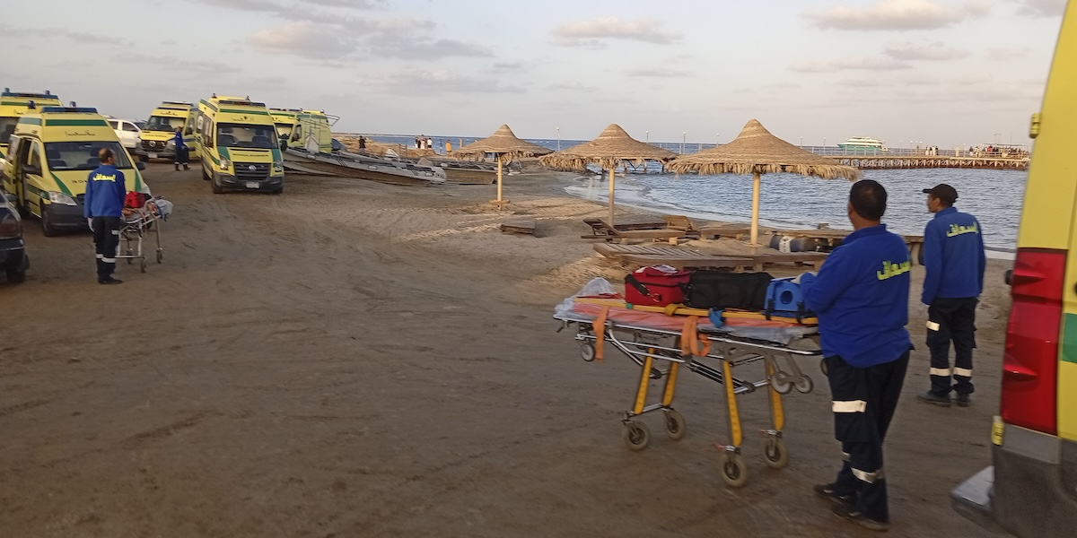 I soccorritori sulla spiaggia di Marsa Alam, in Egitto, 25 novembre 2024 (Ap Photo)