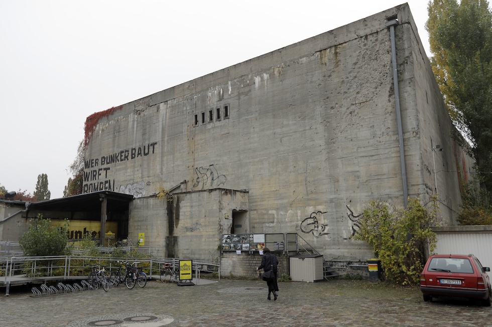 L'esterno di un ex bunker costruito durante il periodo nazista, che ha ospitato una mostra sul Terzo Reich 