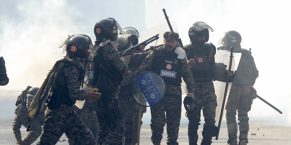 Le forze paramilitari sparano proiettili di gomma e lacrimogeni contro i manifestanti a Islamabad, il 25 novembre (AP Photo/Irtisham Ahmed)