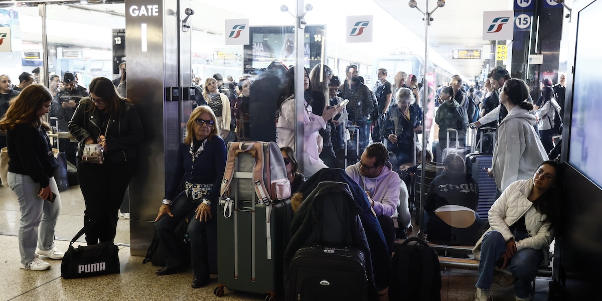 Passeggeri in stazione a Roma durante uno sciopero, il 5 novembre (Cecilia Fabiano/LaPresse) 