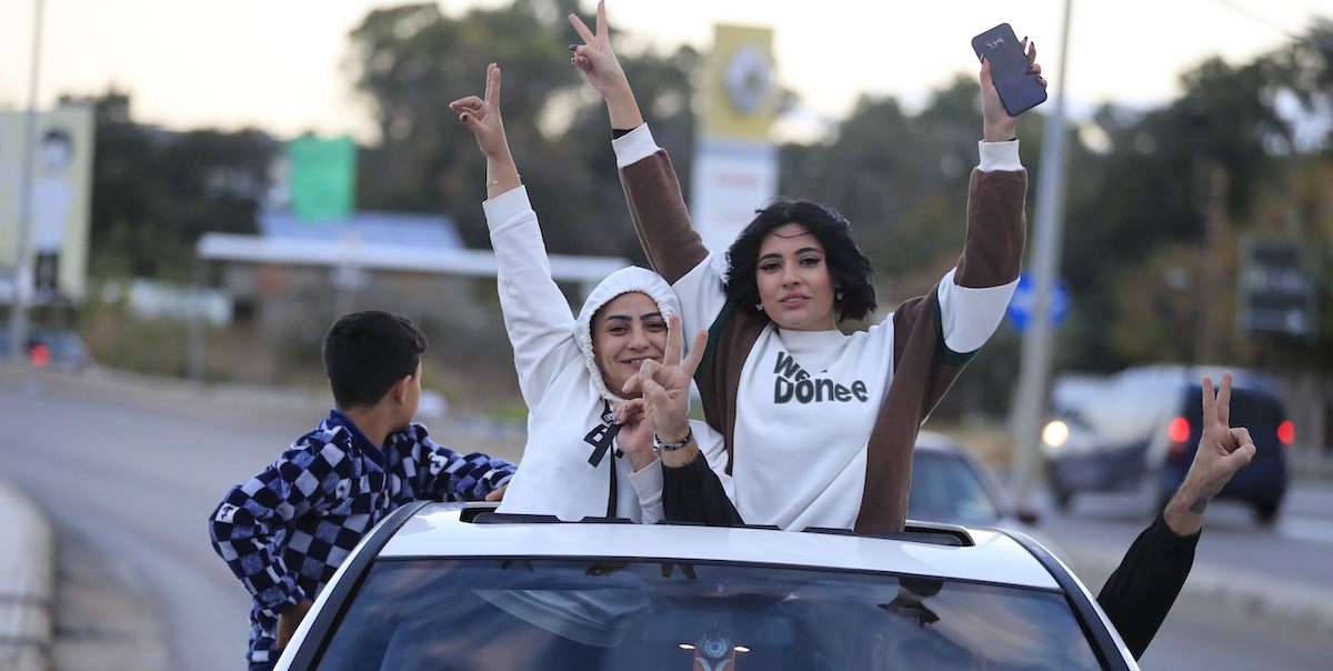 Due donne libanesi festeggiano il cessate il fuoco nella città portuale di Sidone, nel sud del Libano (AP Photo/Mohammed Zaatari)