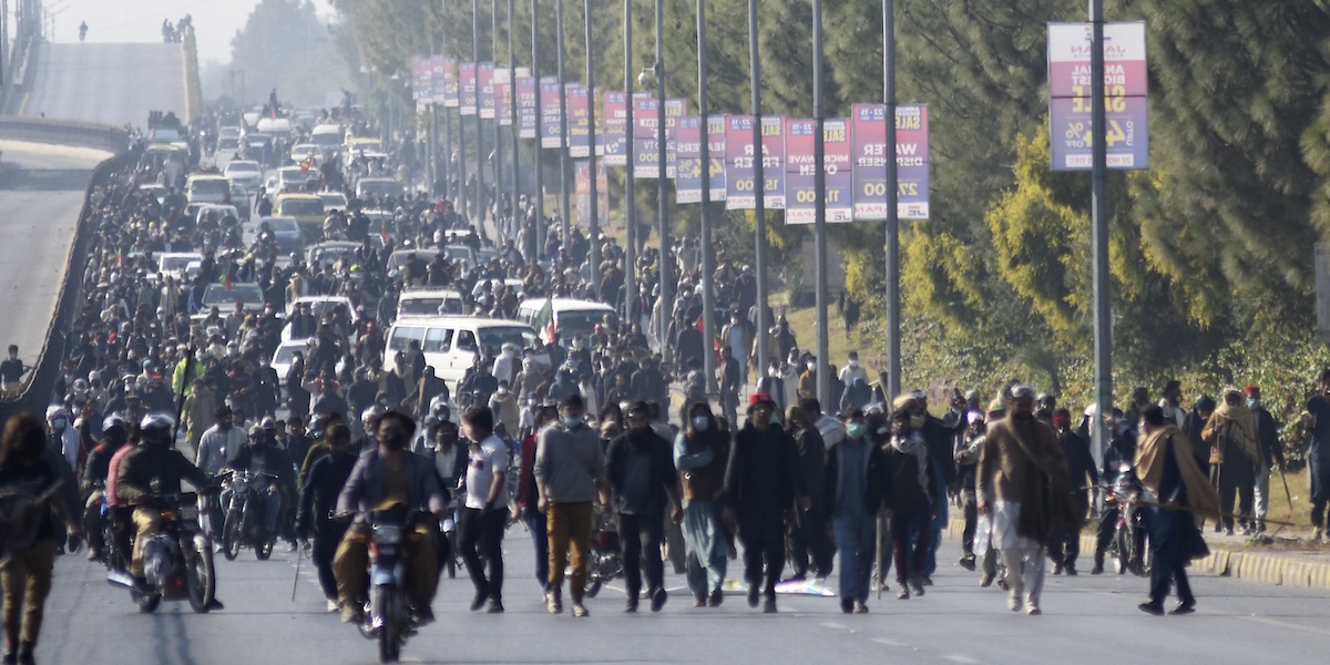 Sostenitori di Imran Khan durante le proteste a Islamabad, Pakistan, martedì 26 novembre (AP Photo/ W.K. Yousufzai)