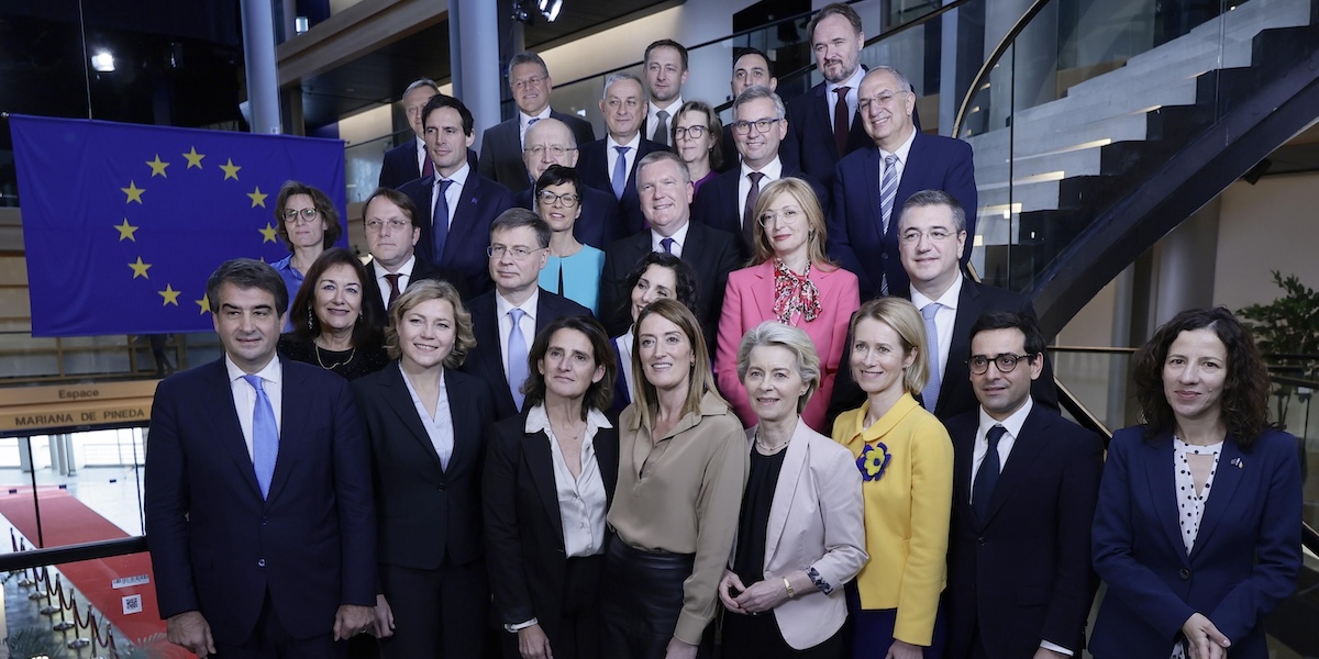 La presidente del Parlamento Europeo Roberta Metsola e la presidente della Commissione Europea Ursula von der Leyen, in prima fila al centro, con i vicepresidenti della Commissione (in prima fila) e gli altri commissari (EPA/RONALD WITTEK)