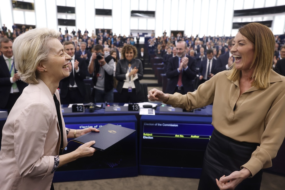 von der leyen e metsola si abbracciano e sorridono