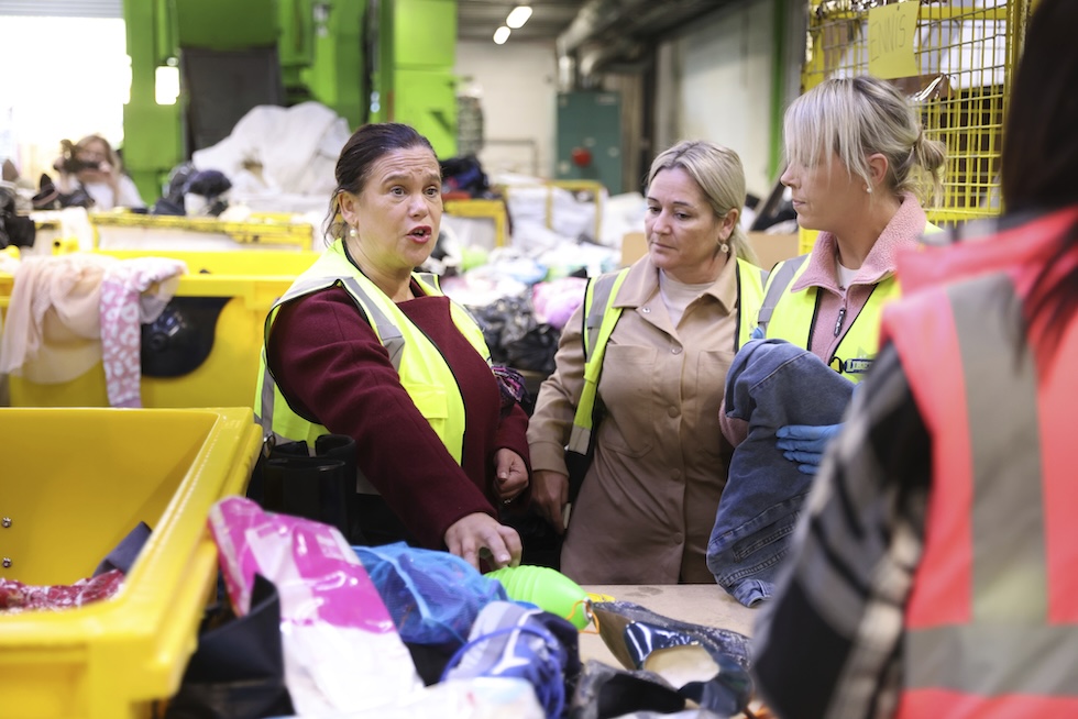 La leader di Sinn Féin, Mary Lou McDonald, in un impianto di riciclo a Dublino, il 26 novembre