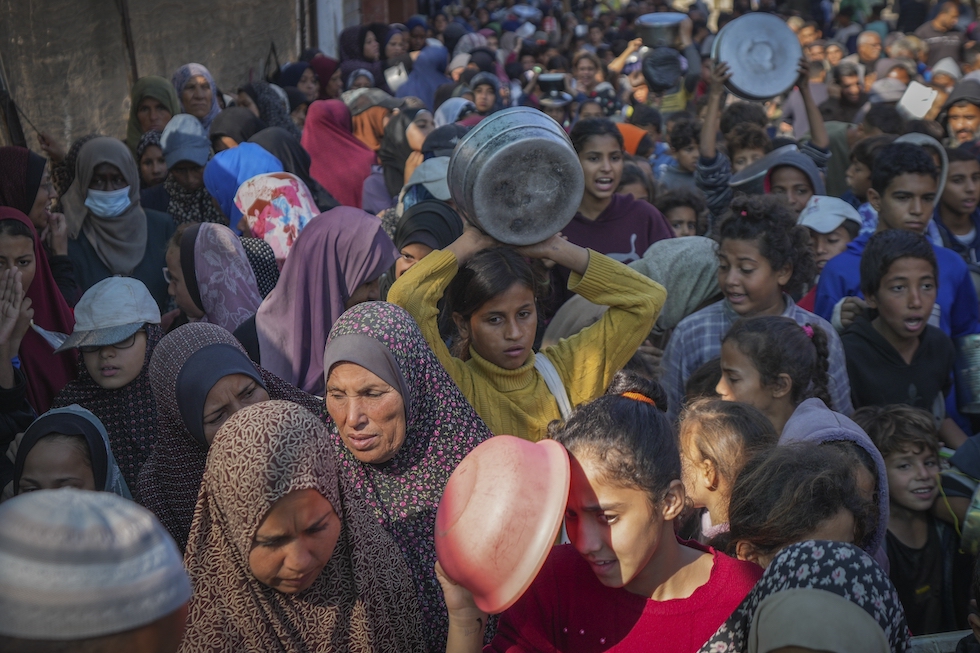 Persone palestinesi in fila per il cibo nel novembre 2024 