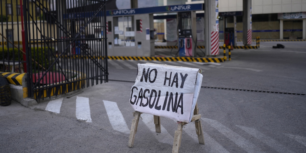 Un cartello che avvisa i clienti che non c'è benzina in una stazione di servizio, La Paz, Bolivia, 21 ottobre 2024
(AP Photo/Juan Karita)