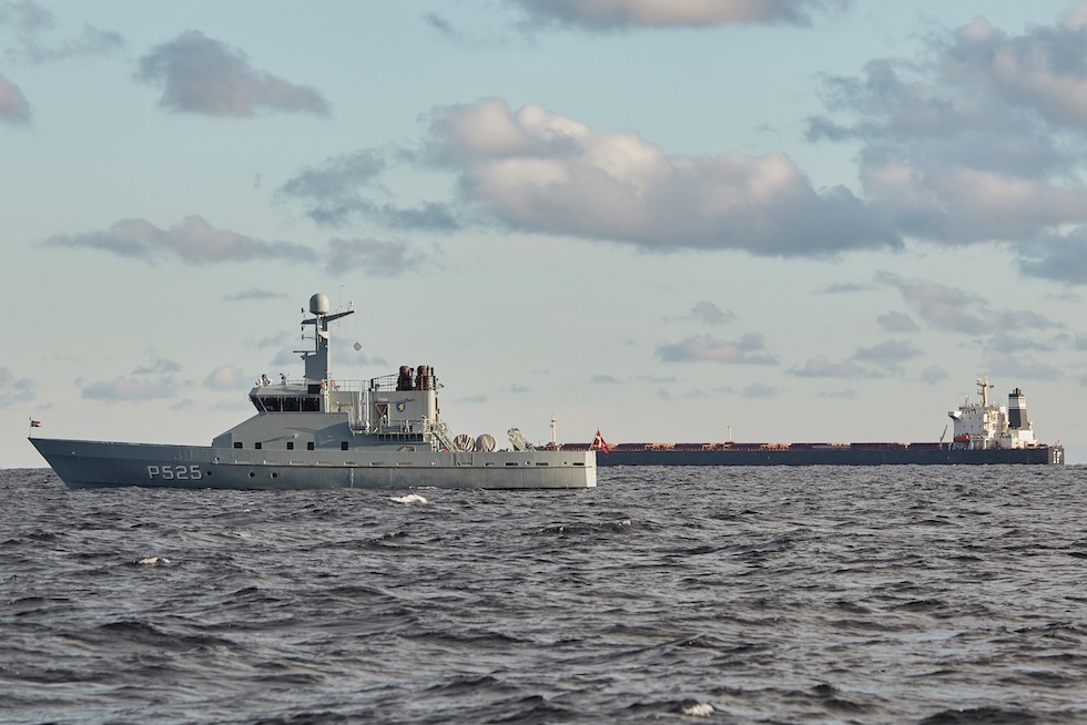 Una nave della marina danese e, sullo fondo, la Yi Peng 3, il 20 novembre 