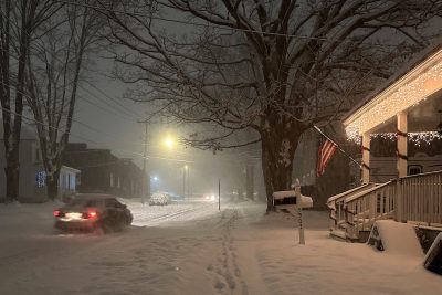 Una strada in un quartiere residenziale americano completamente innevata